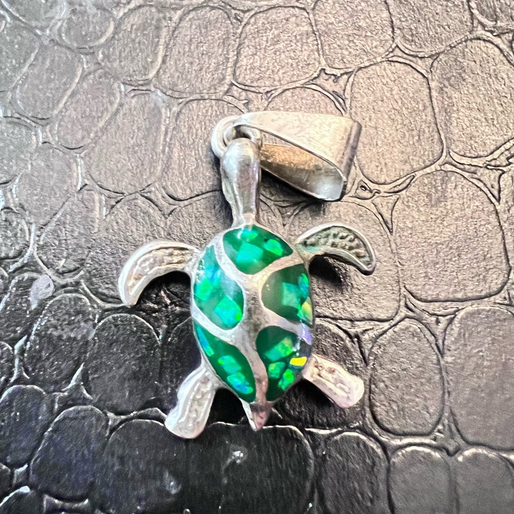 Gemstone turtle necklace .925